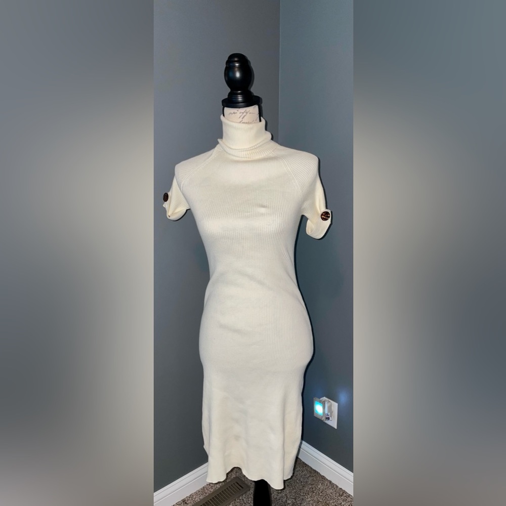 ⭐️Victoria's Secret Moda International
Cream Turtleneck Ribbed
Sweater Dress XS